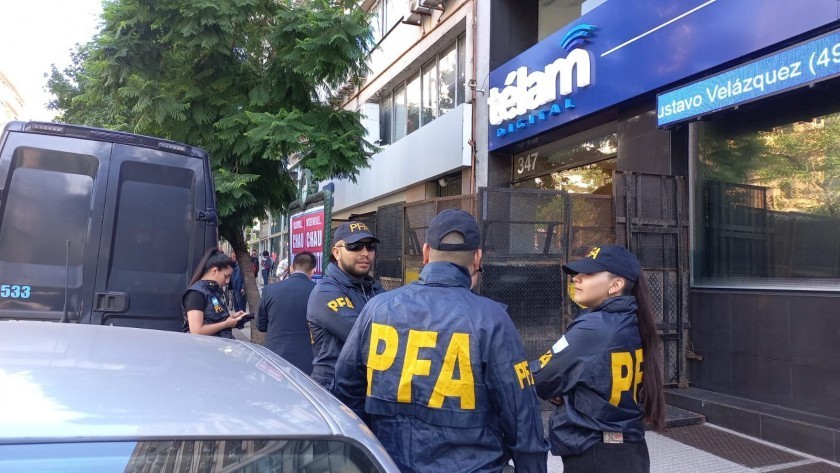 Télam amaneció vallada, deshabilitaron la web y sus trabajadores fueron suspendidos