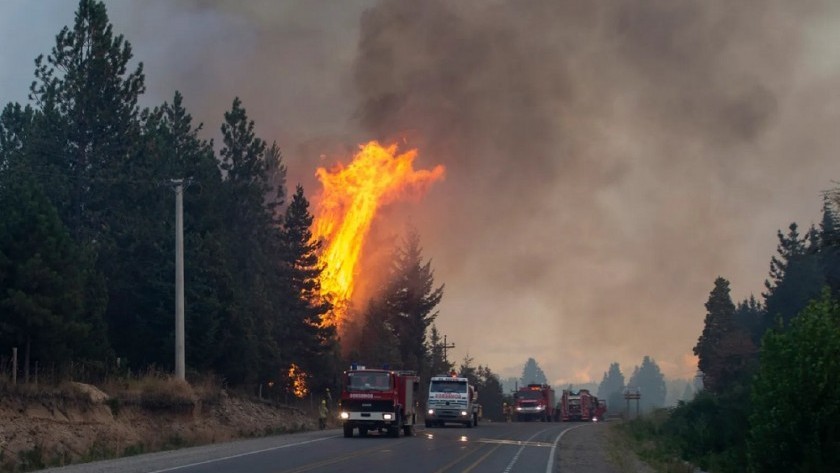 El Bolsón: evacuaron a 800 turistas y el fuego ya arrasó más de 2.000 hectáreas
