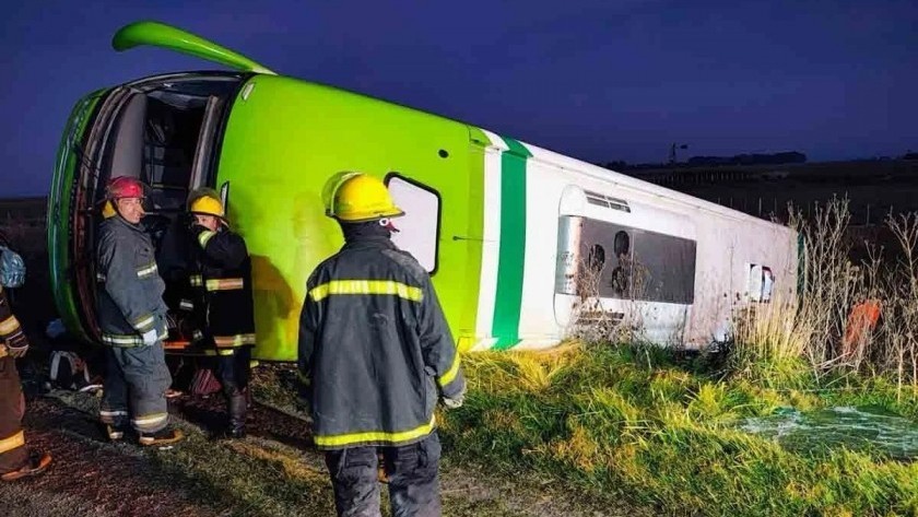 Volcó micro en la Ruta 51: Cuatro muertos y varios heridos en General La Madrid