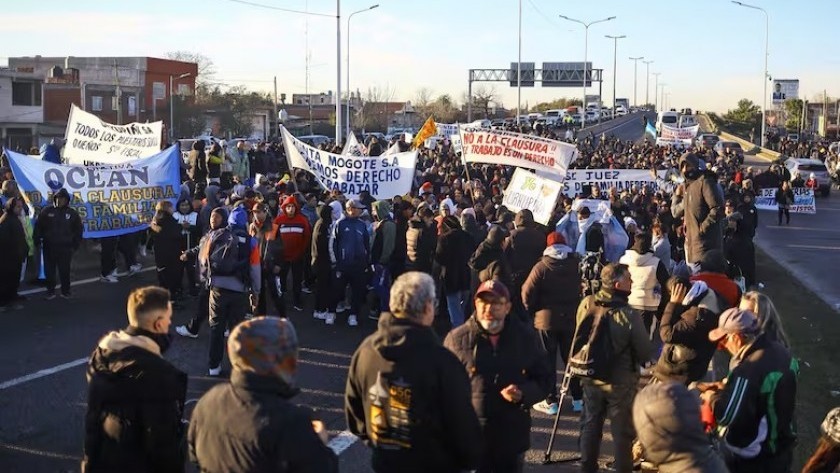 Puente La Noria: trabajadores de La Salada realizaron un corte total