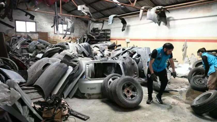 Se secuestraron más de 1.500 autopartes en un taller de chapa y pintura en Villa Pueyrredón